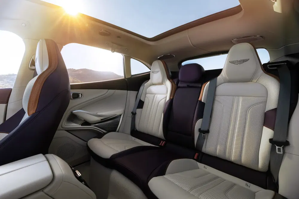 Intérieur luxueux de l'Aston Martin avec finition en cuir de haute qualité et toit panoramique.