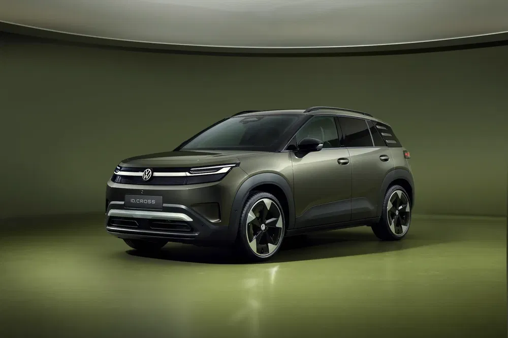 SUV Volkswagen ID. Cross moderne en studio, design élégant et finition grise.