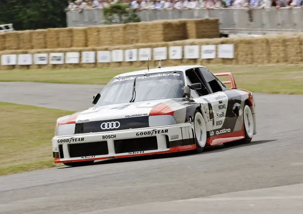 Audi Quattro de course sur circuit, livrée sponsorisée Goodyear et Shell.
