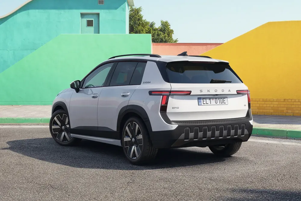 SUV Skoda moderne devant mur coloré avec design angulaire et jantes élégantes.