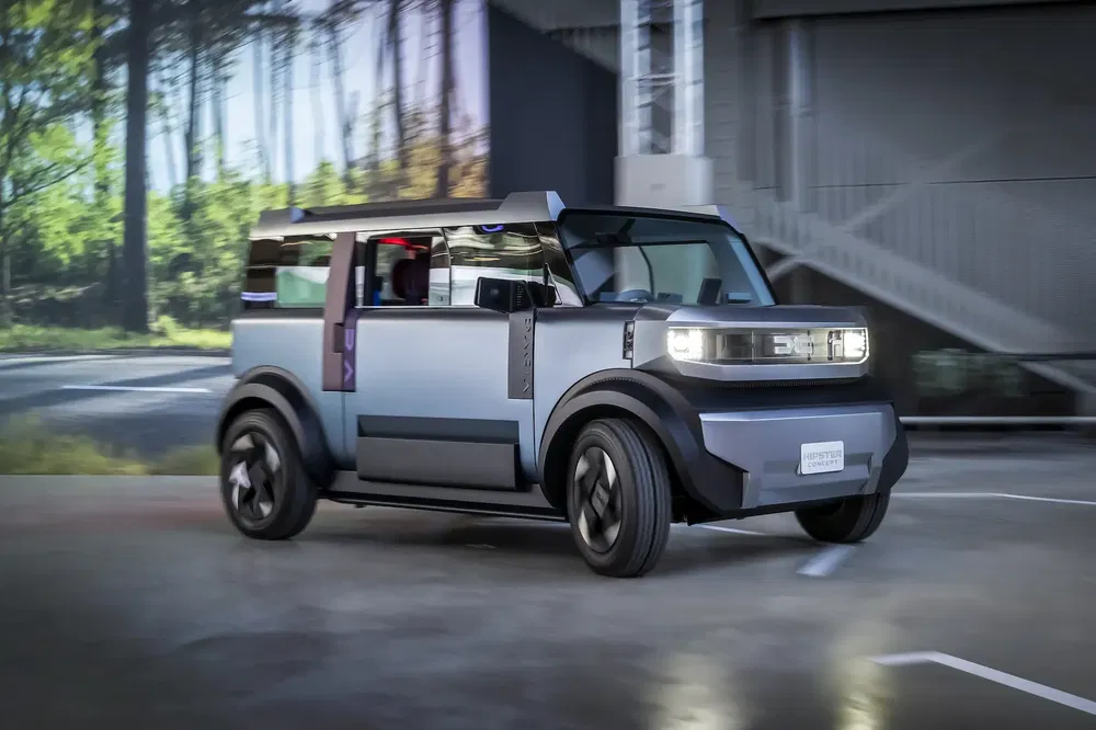 Hyundai elektrische conceptauto met futuristisch design in stedelijke omgeving.