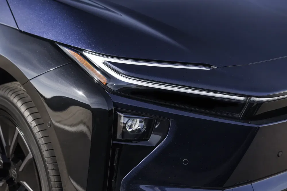 Close-up van de voorlamp van de donkerblauwe elektrische Toyota bZ4X.