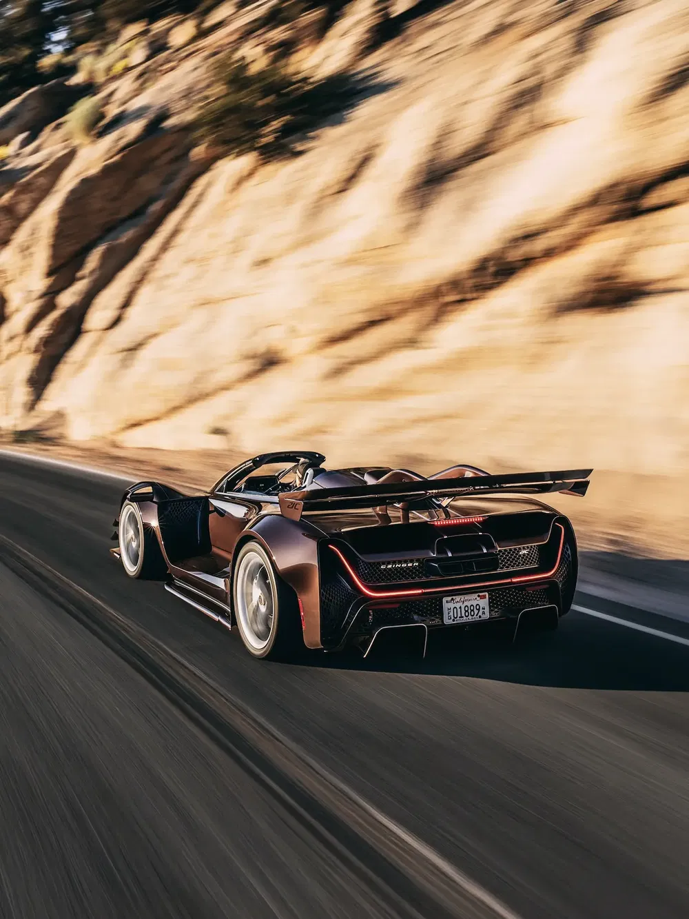 Bugatti Chiron Super Sport en mouvement rapide sur route de montagne ensoleillée.