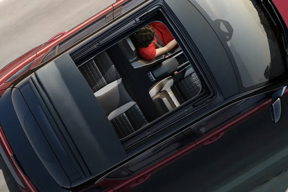 Luchtfoto van een rode auto met panoramisch schuifdak, stijlvolle lederen bekleding.