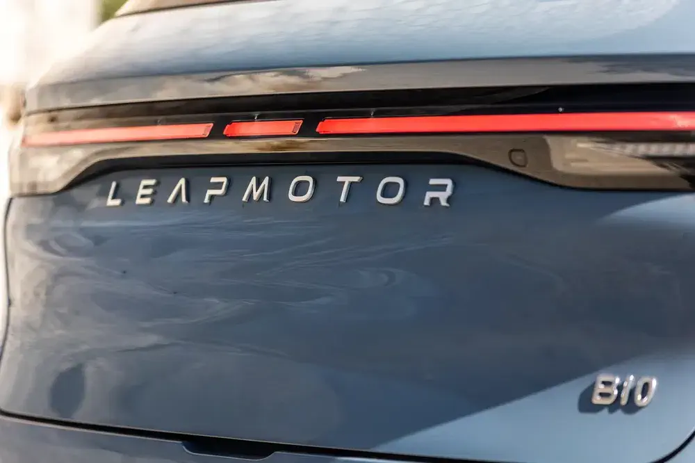 Arrière de la voiture Leapmotor B10 avec détails des feux et logo distinctif.