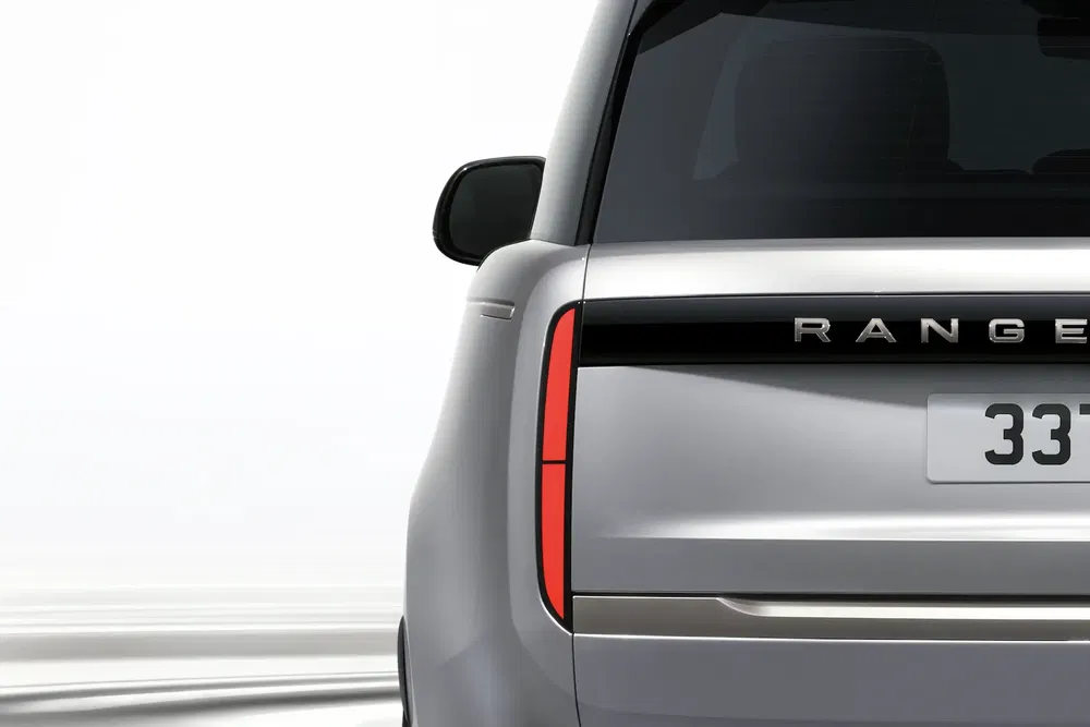 Achteraanzicht van een moderne Range Rover met opvallende achterlichten en zichtbare kentekenplaat.