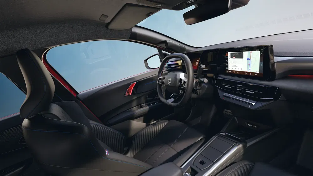 Modern interieur van de elektrische Renault Scenic met digitaal dashboard en touchscreen.