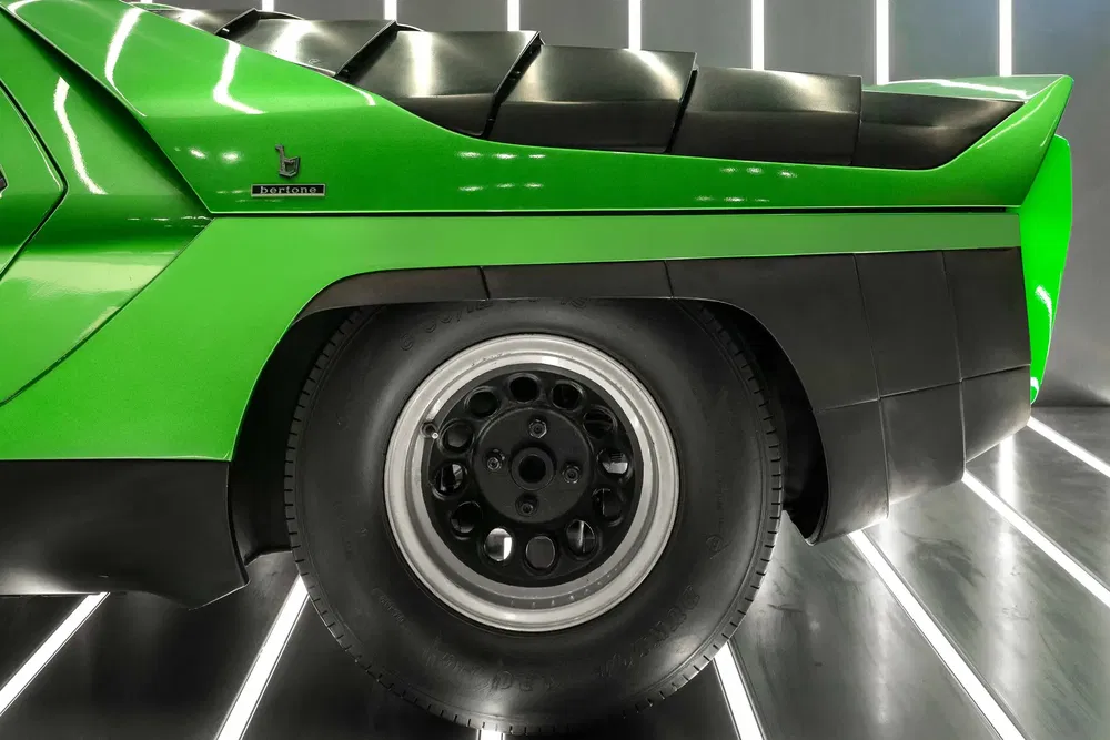 Détail d'une roue de concept car Bertone Stratos Zero vert dans un studio lumineux.
