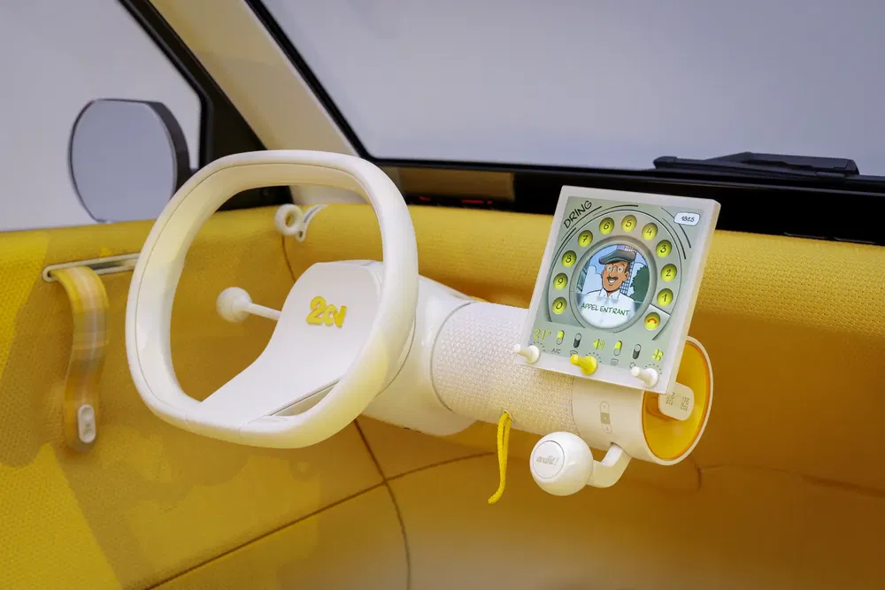 Intérieur de voiture jaune avec volant blanc vintage et tableau de bord minimaliste.