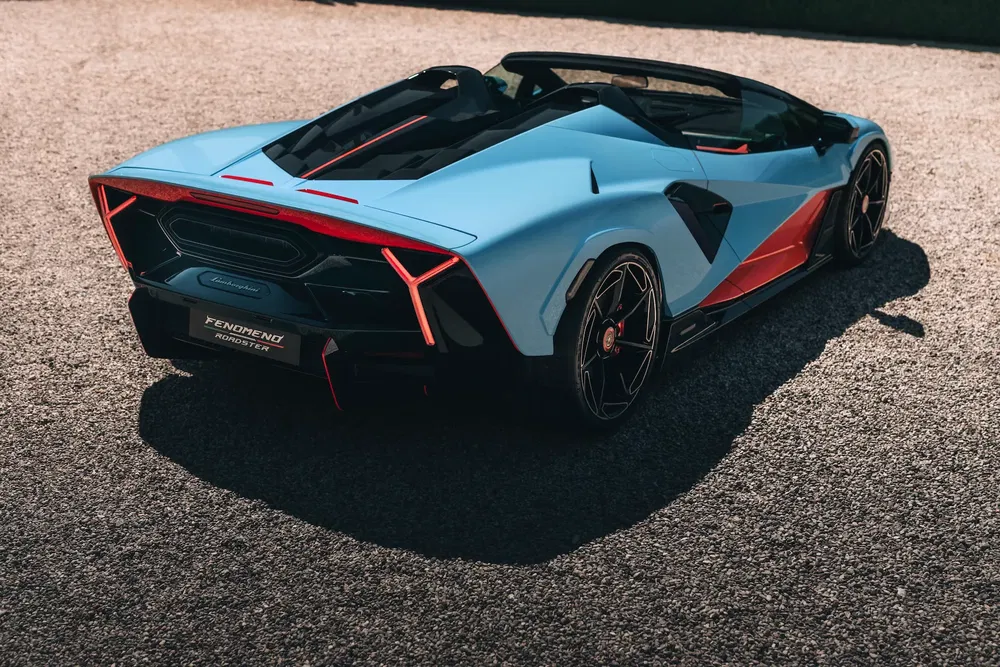 {"fr":"Supercar Lamborghini Fenomeno Roadster bleu ciel, design aérodynamique, sur surface asphaltée.","nl":"Lichtblauwe Lamborghini Fenomeno Roadster supercar, aerodynamisch ontwerp, op asfaltoppervlak."}