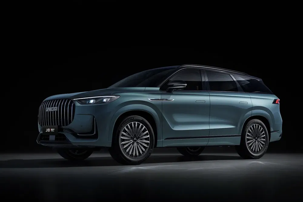 SUV Jeepco moderne avec design élégant, éclairage avant sophistiqué sur fond noir.