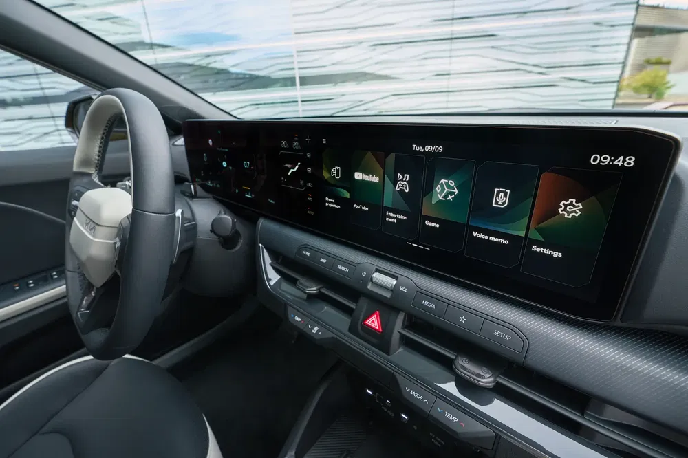 Interieur Hyundai Ioniq 5 met modern digitaal dashboard en uitgebreid touchscreen.