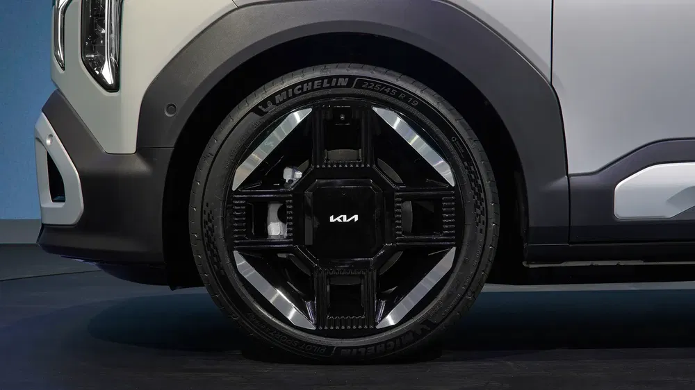 Jante noire Kia moderne avec pneu Michelin sur carrosserie de SUV.