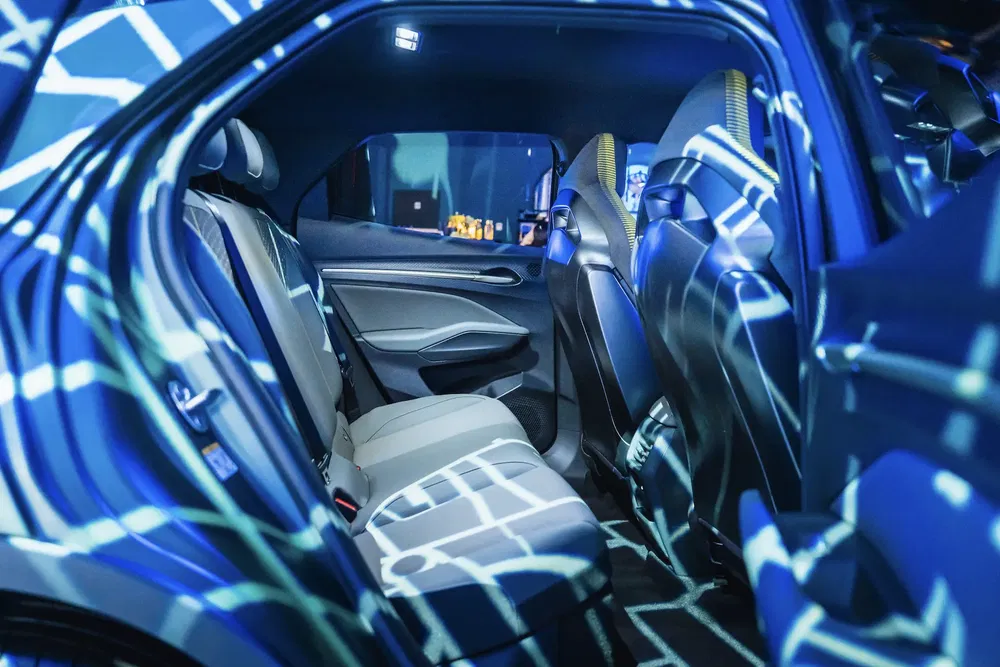 Moderne auto-interieur met LED-verlichting, stijlvolle stoelen en futuristisch ontwerp.