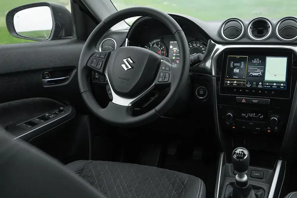 Intérieur high-tech de la Suzuki Vitara avec écran tactile et volant multifonction.