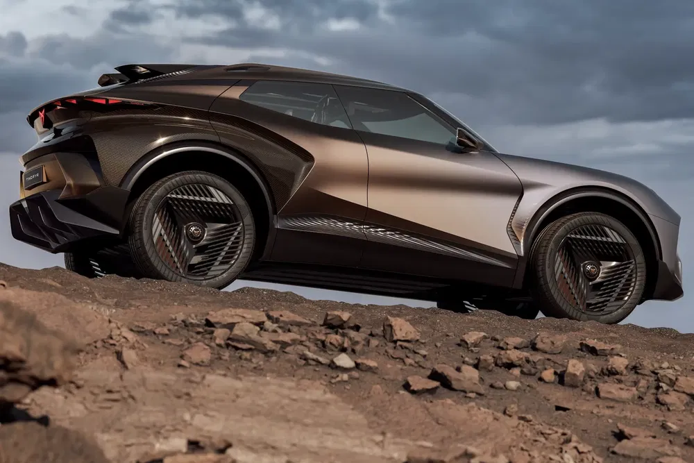 Concept Lexus NX avec design futuriste sur fond de ciel nuageux.