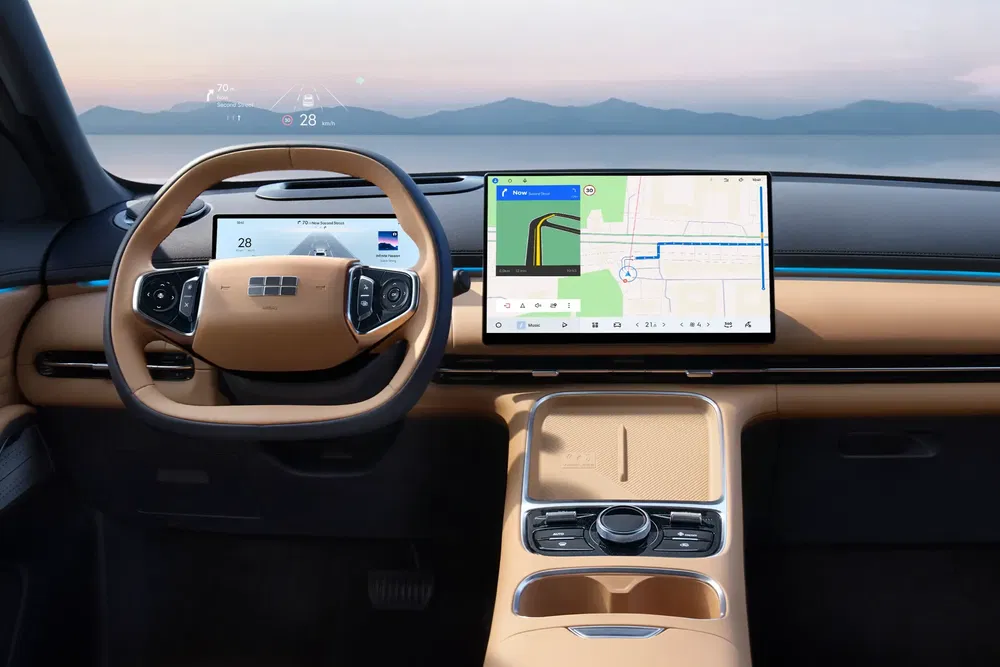 Moderne elektrische auto-interieur met digitaal dashboard en navigatiescherm.