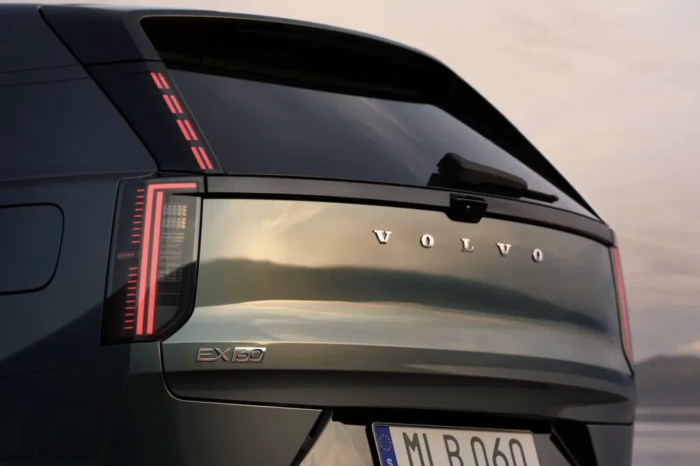 Vue arrière du Volvo EX90, SUV élégant avec feux arrière distinctifs et logo emblématique.