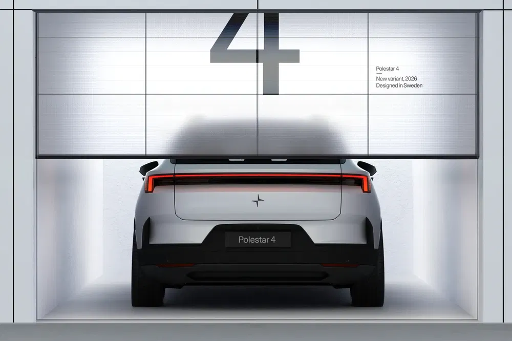 Elektrische Polestar 4 wagen in moderne garage met zichtbare deur nummer 4.
