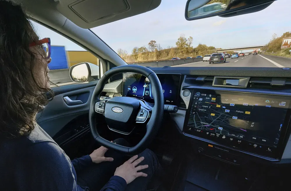 {"fr":"Voiture Ford en pilotage autonome sur l'autoroute avec tableau de bord numérique intégré.","nl":"Ford-auto met autonome besturing op snelweg, uitgerust met digitaal dashboard display."}