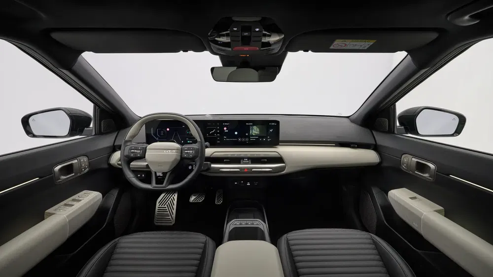 Moderne interieur van de Kia EV9 met digitaal dashboard en hoogwaardige afwerkingen.