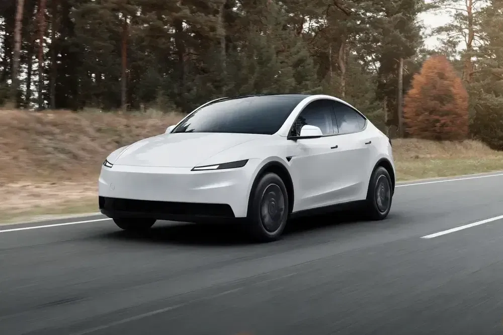 Voiture électrique blanche sur une route, avec arbres en arrière-plan, design moderne et épuré.