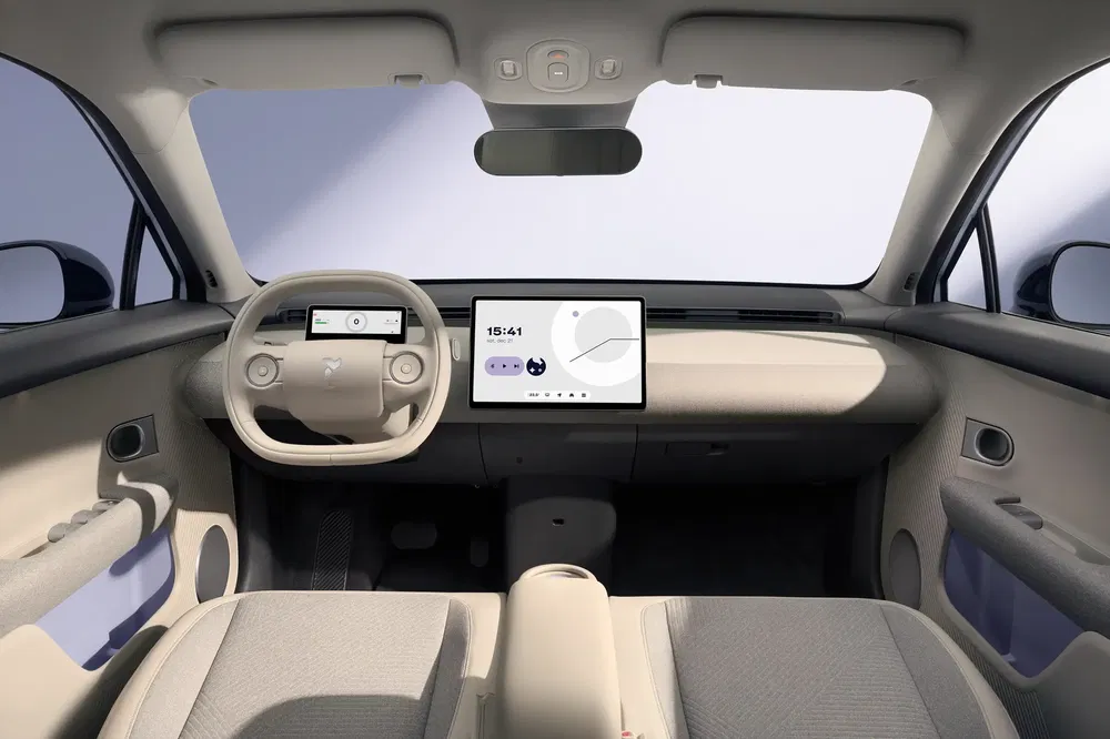 Interieur van de elektrische Porsche auto met modern touchscreen en strak ontwerp.