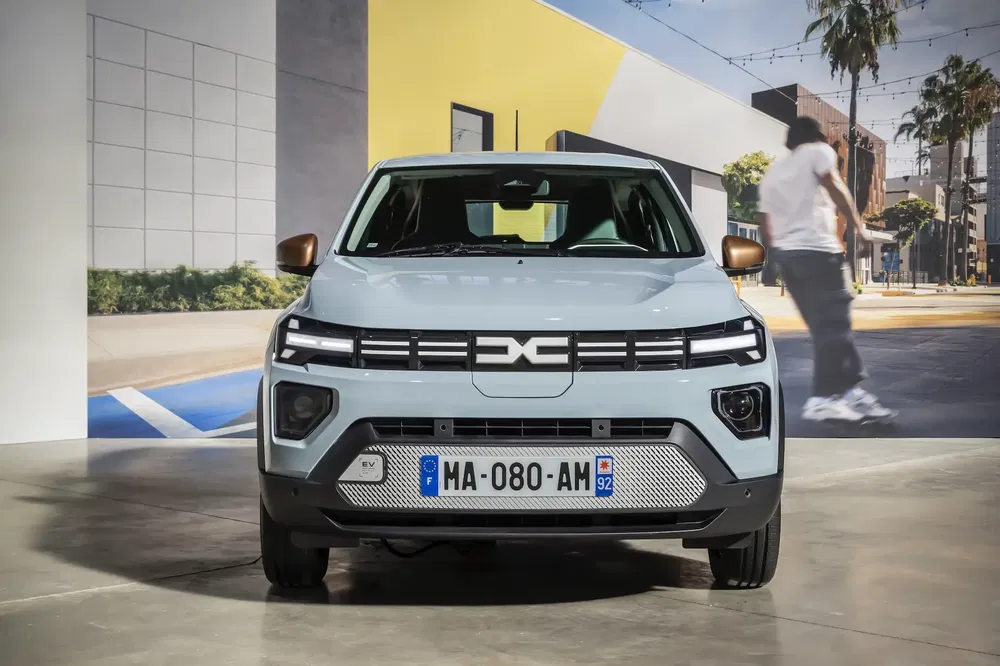 {"fr":"Nouvelle Dacia Duster exposée dans une salle avec une fresque urbaine en arrière-plan.","nl":"Nieuwe Dacia Duster tentoongesteld in een zaal met stadsachtergrond muurschildering."}