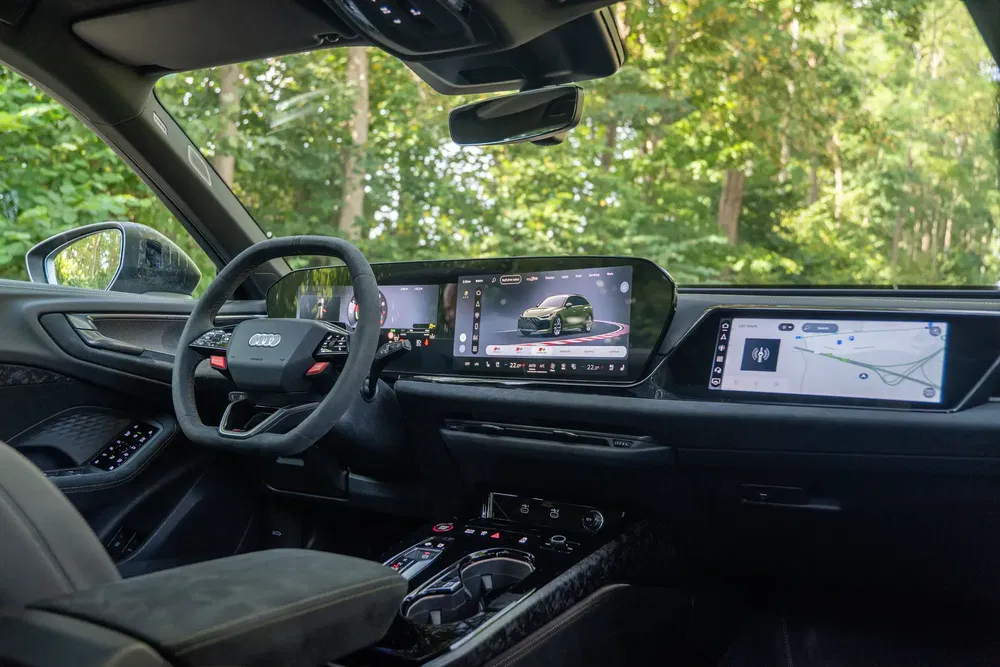 Luxe interieur van de Audi Q4 e-tron met digitaal dashboard en touchscreen.