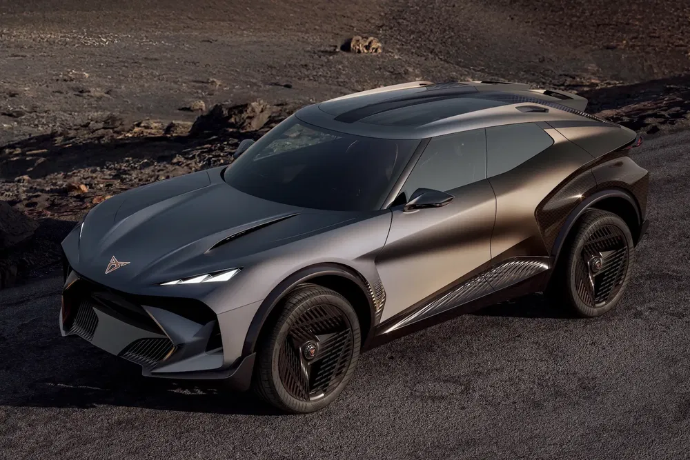 Concept car Cupra DarkRebel sur route noire, design futuriste et lignes aérodynamiques.