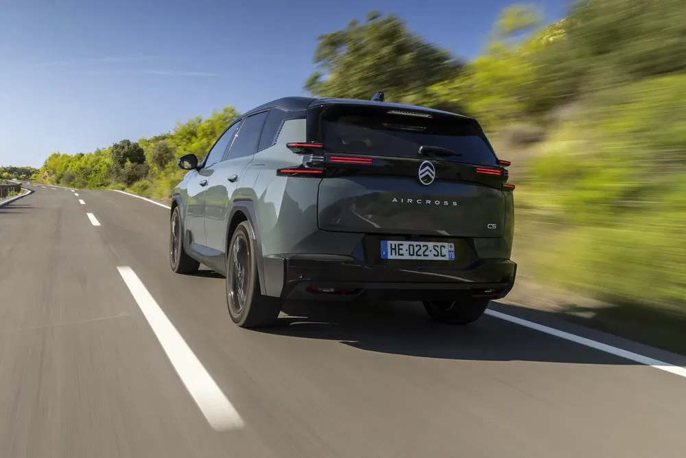 {"fr":"Citroën C5 Aircross roulant sur une route sinueuse, lumière naturelle, arrière-plan verdoyant.","nl":"Citroën C5 Aircross rijdt op een kronkelige weg, natuurlijke verlichting, groene achtergrond."}