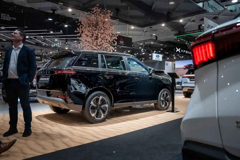 Tentoonstelling van een Avatr elektrische auto op een goed verlichte autobeurs.