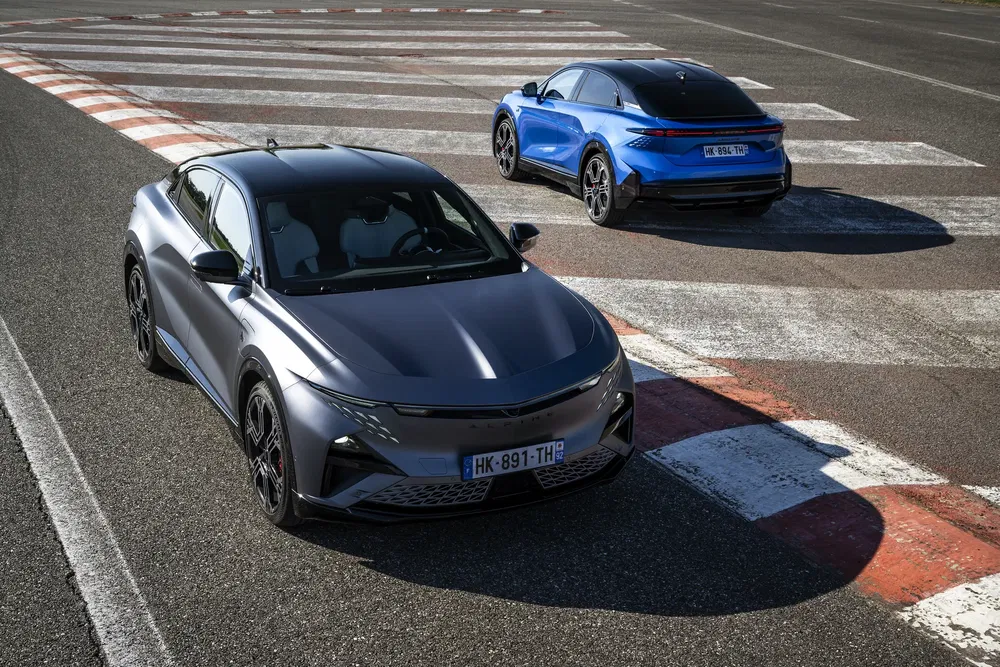 {"fr":"Deux voitures électriques Peugeot e-308 en gris et bleu sur une piste de course.","nl":"Twee Peugeot e-308 elektrische auto's in grijs en blauw op een racecircuit."}