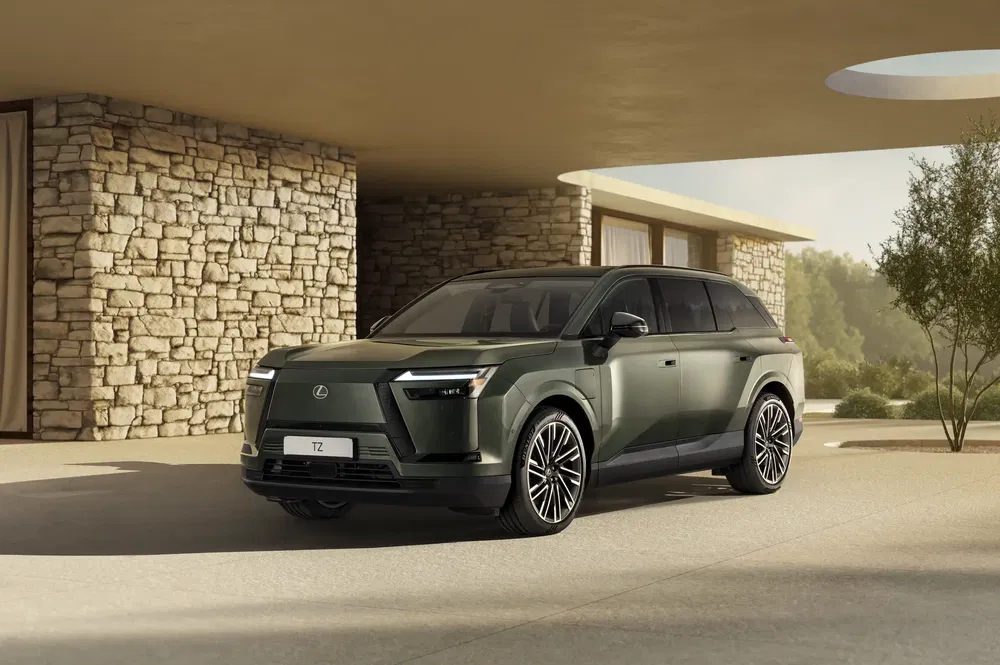 SUV Lexus TZ vert élégant garé devant une maison moderne en pierre.