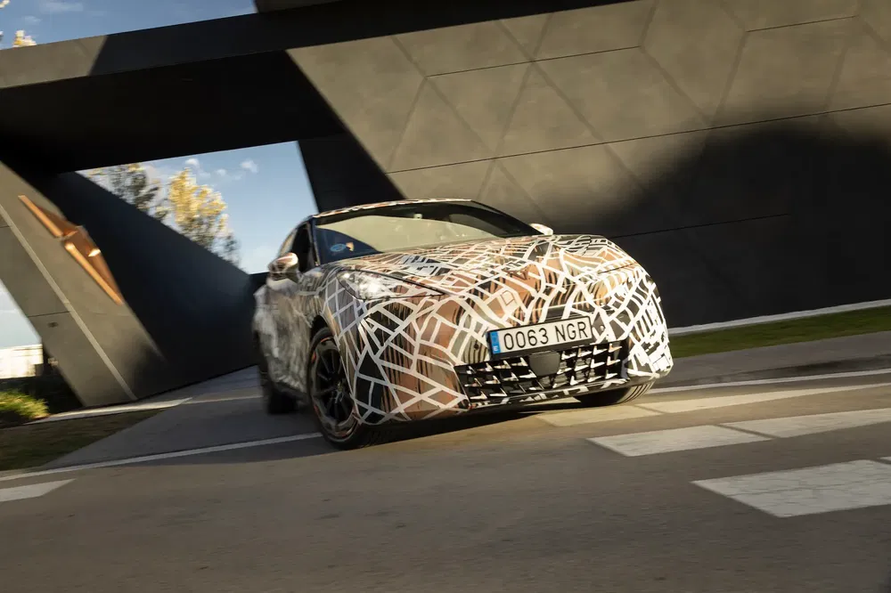 Gemaskerde auto prototype, modern ontwerp voor hedendaagse architectuur, Cupra op de achtergrond.