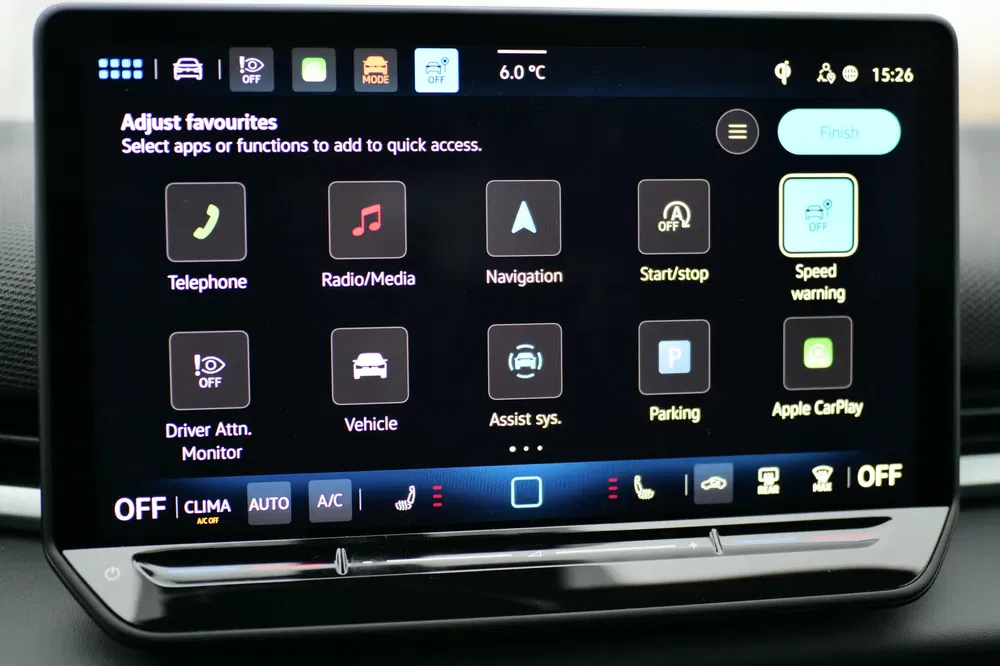 Dashboard touchscreen met apps zoals Apple CarPlay en navigatie in een auto.