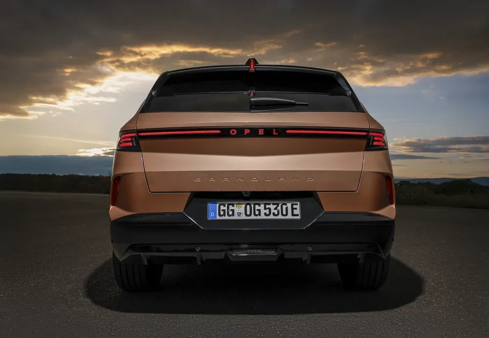 Opel Grandland arrière au coucher du soleil, design élégant avec phares LED distinctifs.