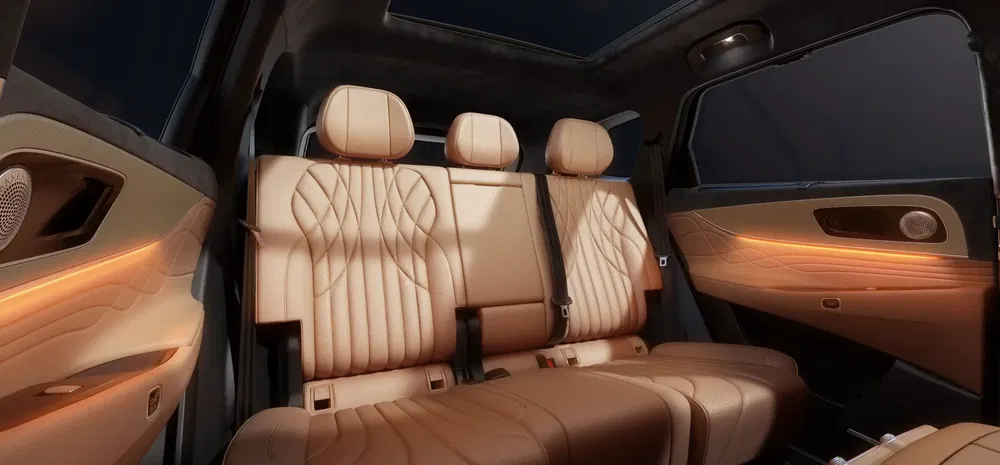Luxe interieur van een auto met beige lederen stoelen en sfeervolle LED-verlichting.