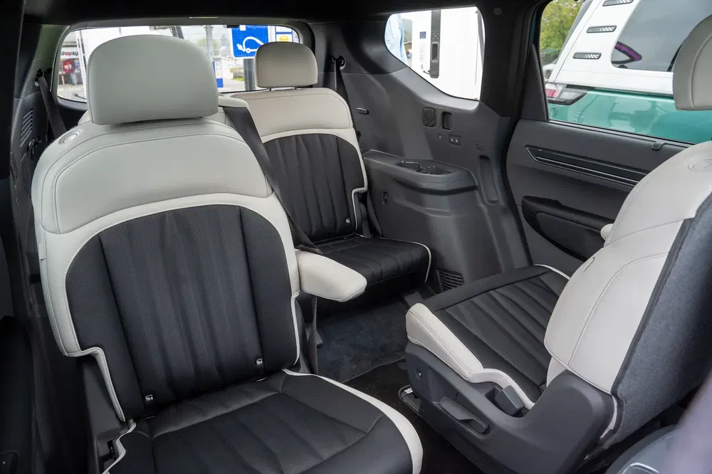 Intérieur spacieux de Chrysler Pacifica avec sièges en cuir bicolore, idéal pour les familles.