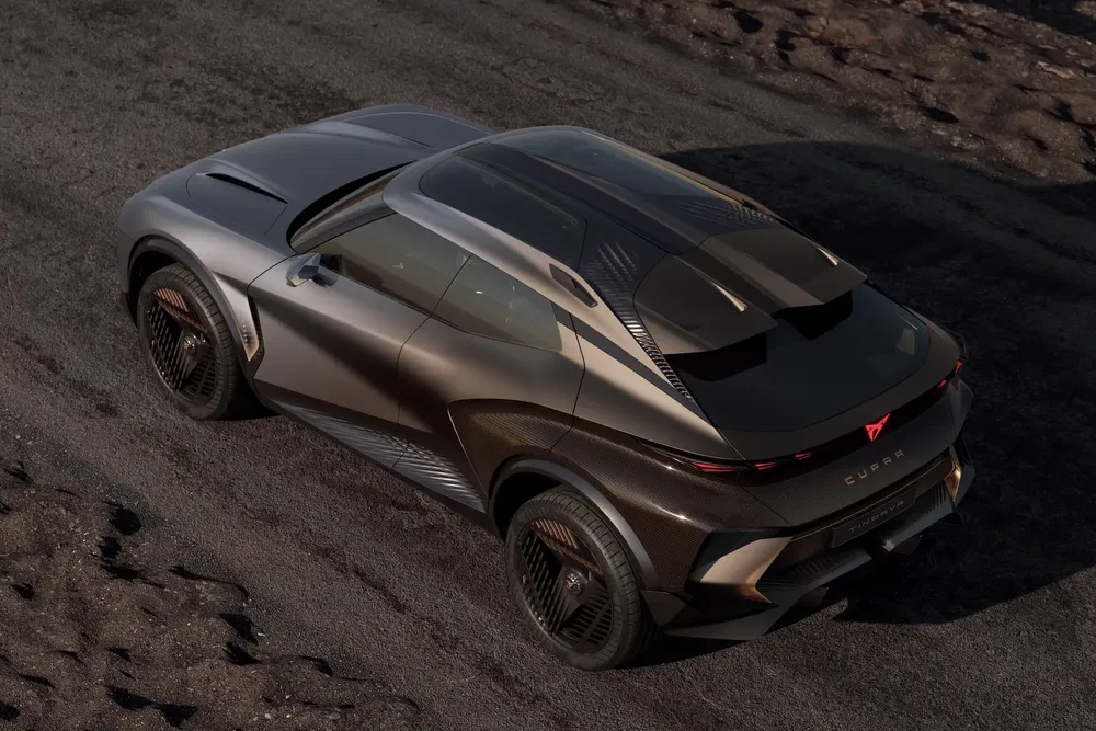 Concept car Cupra DarkRebel aux lignes futuristes sur une route rocailleuse.