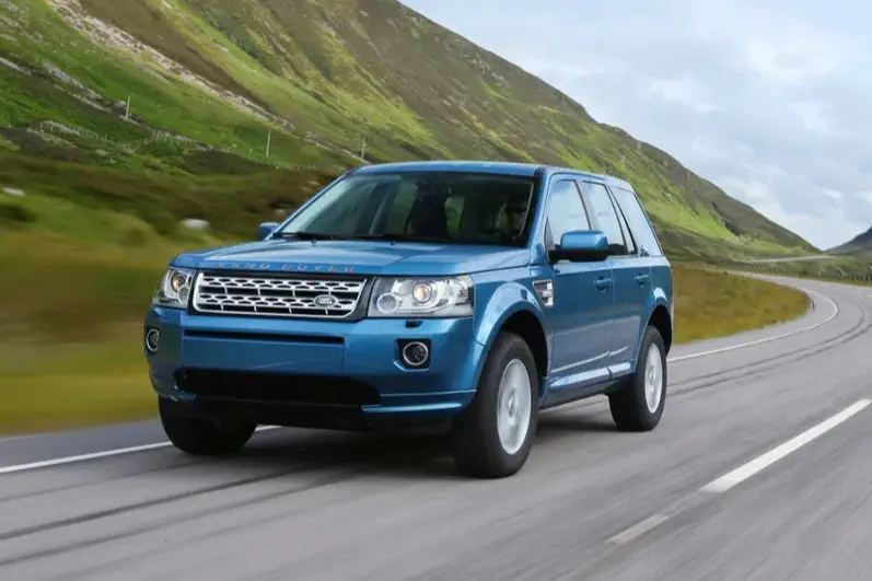 {"fr":"Land Rover Freelander bleu roulant sur une route sinueuse de montagne.","nl":"Blauwe Land Rover Freelander rijdt op een bochtige bergweg."}