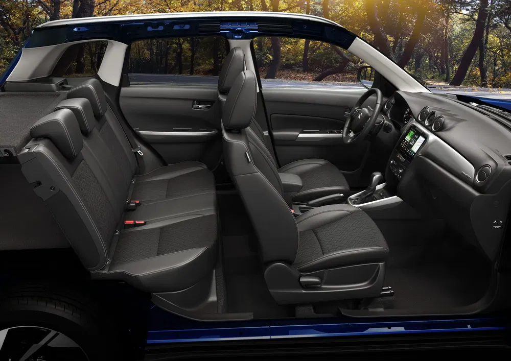 Intérieur spacieux du Suzuki Grand Vitara, vue profilée sur les sièges avant et arrière.