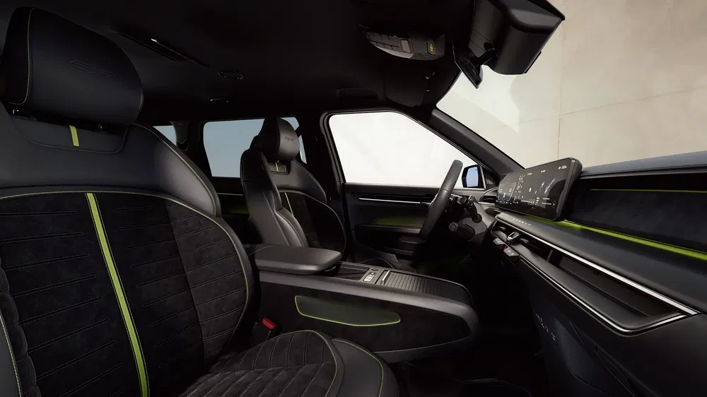 Intérieur de voiture moderne avec sièges haute couture et tableau de bord numérique élégants.
