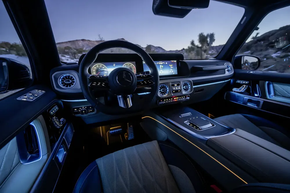 Interieur van Mercedes-Benz G-Klasse met sfeerverlichting en digitaal dashboard.