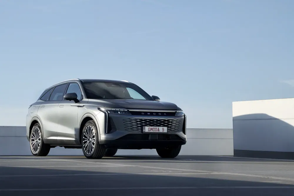 Chery Omoda 9 SUV stijlvol op parkeerplaats, daglicht, modern design.
