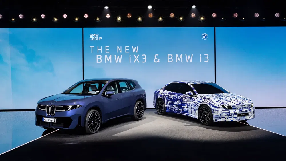Introductie van de nieuwe BMW iX3 en BMW i3 op een evenement in München.