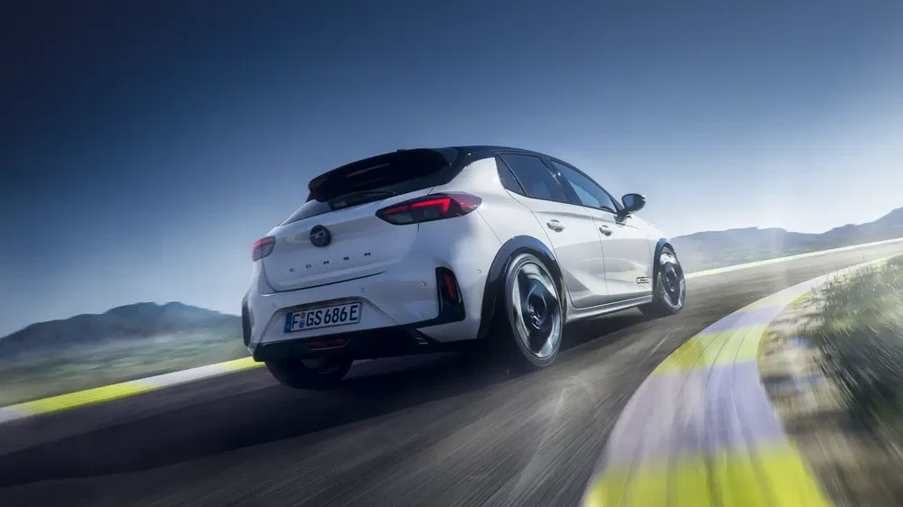 {"fr":"Opel Corsa 2023 en virage sur circuit, design arrière dynamique et sport.","nl":"Opel Corsa 2023 op circuitbocht, dynamisch design en sportieve uitstraling."}