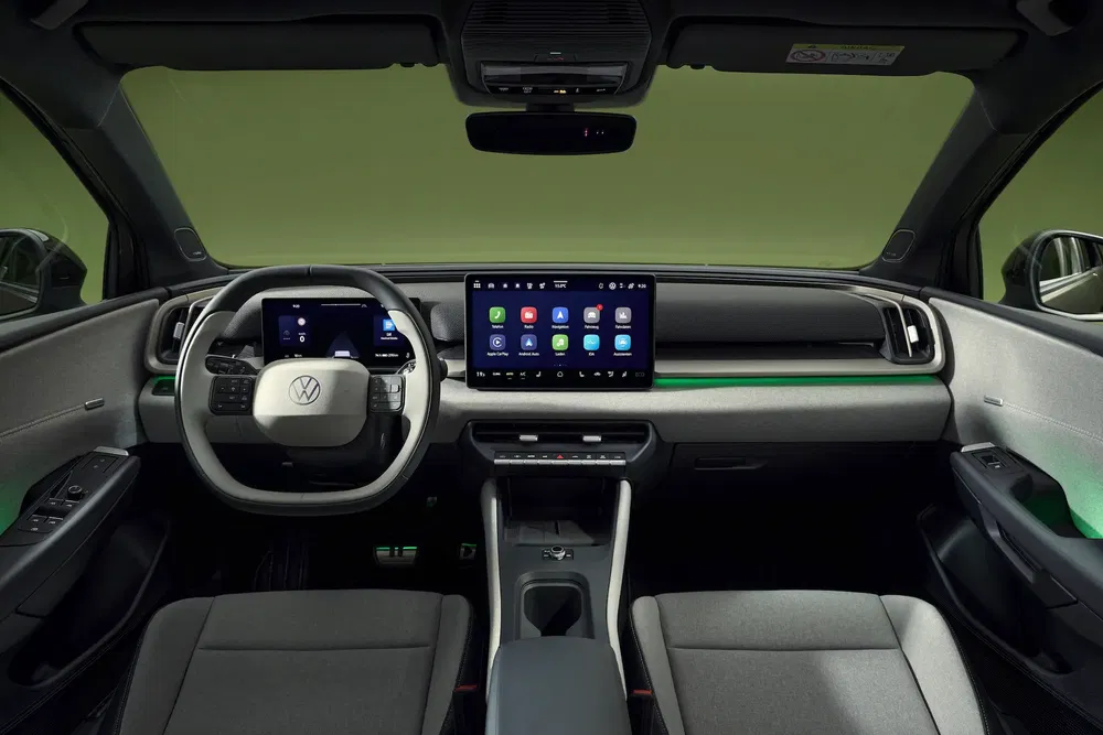 Intérieur moderne de la Volkswagen ID.7 avec tableau de bord numérique et design épuré.