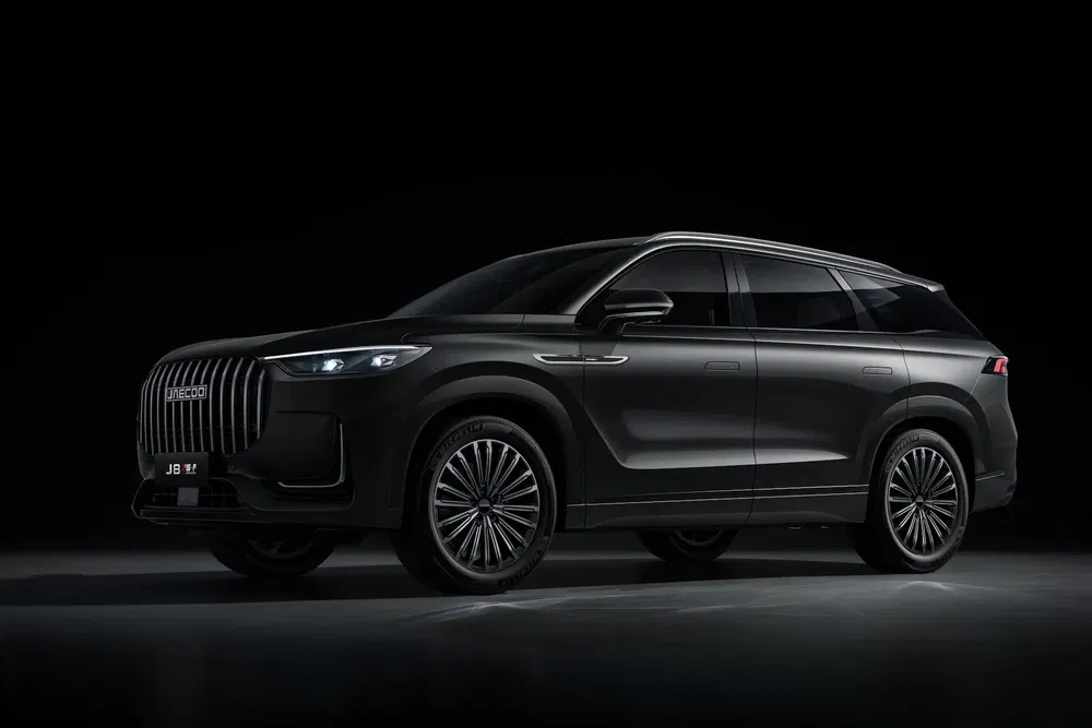 SUV noir élégant Jetour métallique exposé sous faible éclairage, design moderne et audacieux.