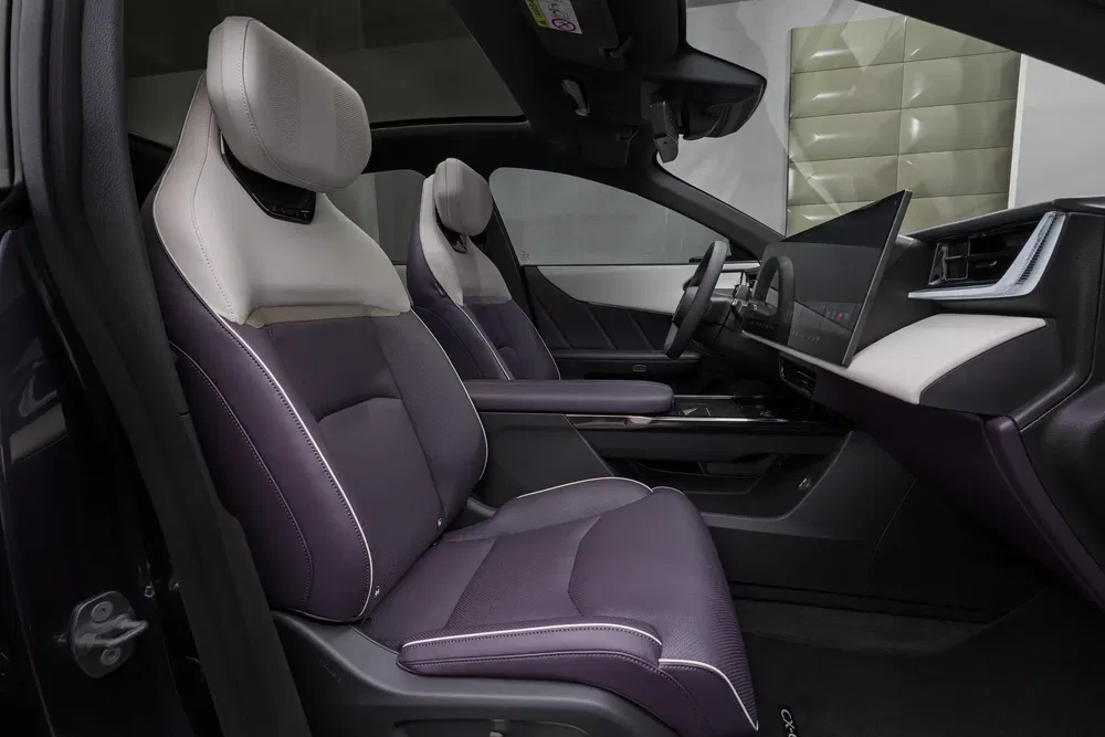 Intérieur de voiture de luxe avec sièges en cuir violet et tableau de bord high-tech.